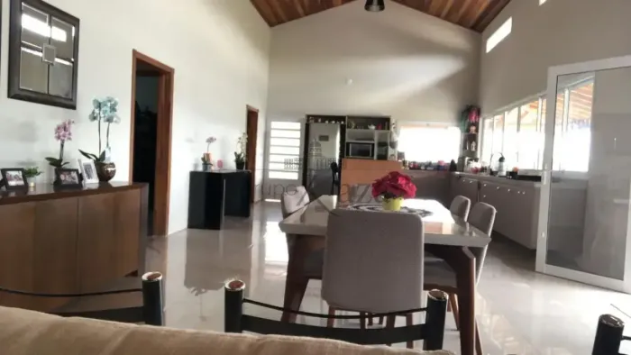 Oportunidade - Chácara - Guararema - 4 Dormitórios - 6.000m² de terreno.