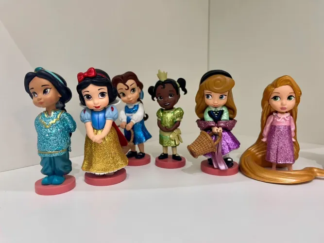 Disney Store Playset oficial de estatuetas, 10 figuras, princesas em vestidos clássicos