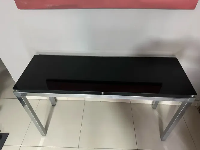 Vendo conjunto mesa com 2 cadeiras e aparador