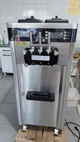 Vende-se máquina de sorvete Soft 15 mil reais. 