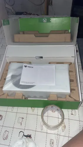 Xbox Series S 512GB + Controle Original - Apenas 3 Meses de Uso (Seminovo na caixa) 