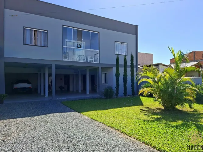 Sobrado à 500mts do mar, no bairro Meia Praia em Navegantes/SC