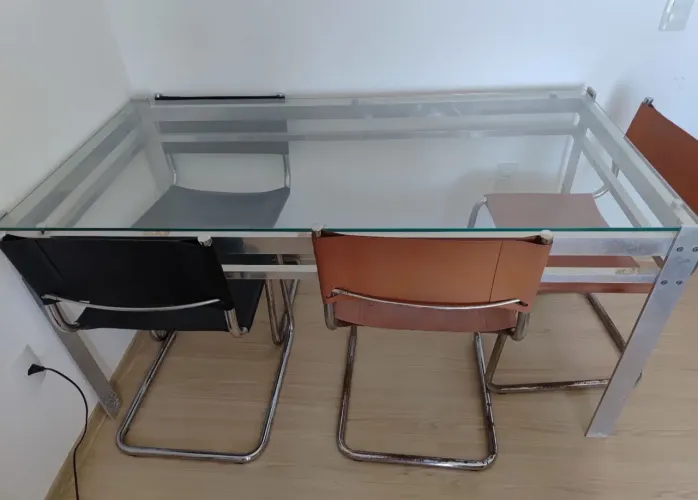 Vendo jogo de mesa e cadeiras