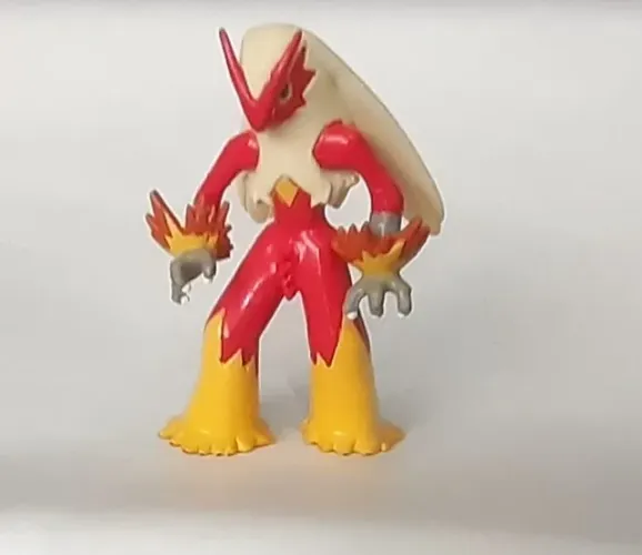Pokemon Miniatura Tomy Blaziken - 1 Peça