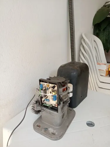Motor de portão eletrônico Usado em boas condições para portão até 650 Kilos