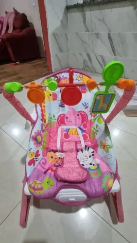 Cadeira de balanço rosa pra menina Maxi baby