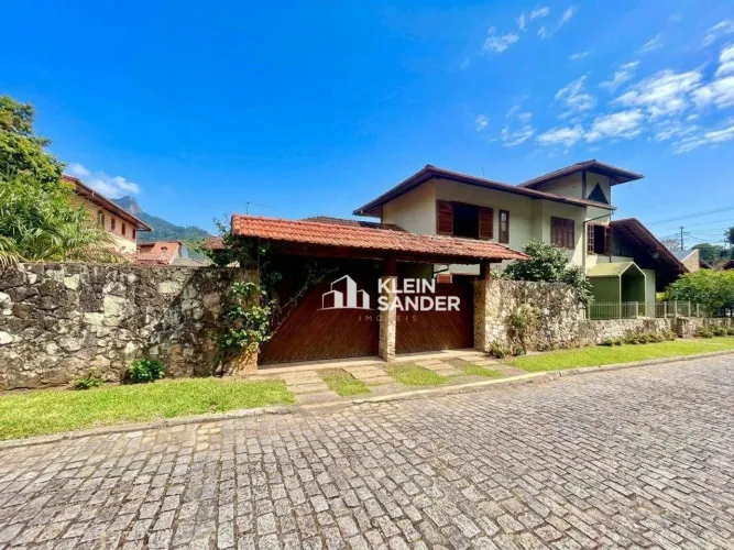 Casa com 3 dormitórios à venda, 222 m² por R$ 1.650.000,00 - Cascatinha - Nova Friburgo/RJ
