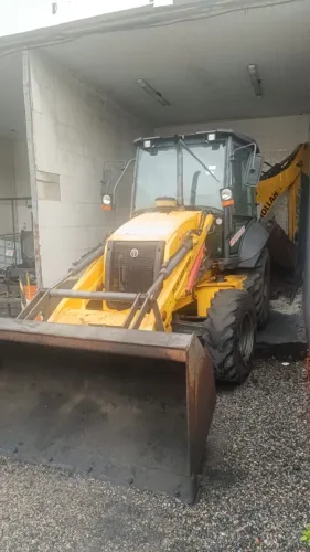Retroescavadeira New Holland B80C 4x4 com Ar-Condicionado