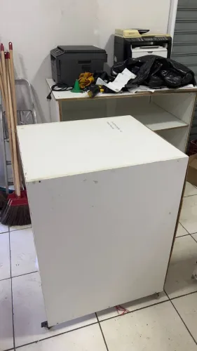 Balcão em mdf com gaveteiro aberto