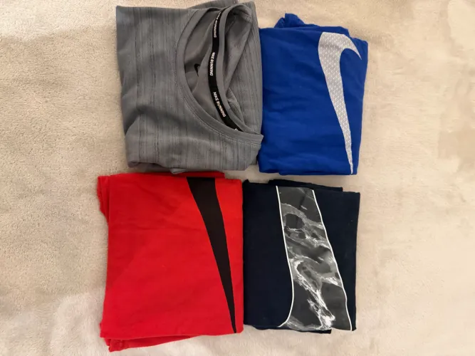 4 camisas Nike por 120,00