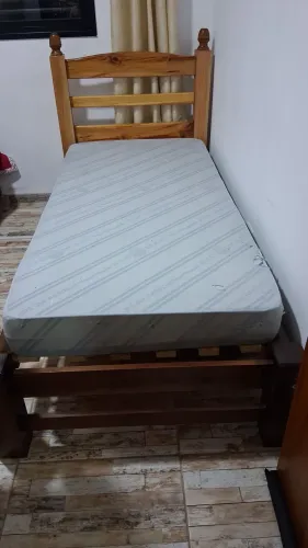 Cama de solteiro de madeira e colchão ortopédico