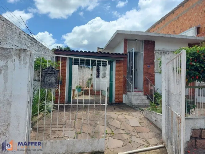 CASA COM CHURRASQUEIRA E GARAGEM PARA 2 CARROS