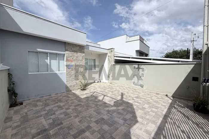 Casa à Venda em Pinhalzinho com 3 Dormitórios, Suíte, Piscina e Churrasqueira