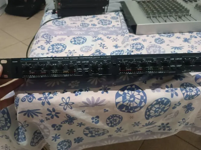 Compressor Alesis 3630