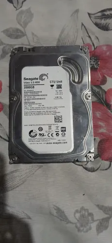 5 HDS de computador, 1 de 2TB e 4 de 1TB