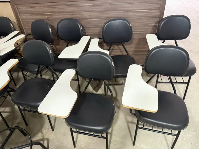 13 Cadeiras acolchoadas secretária fixa com prancheta