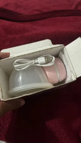 Bomba de tirar leite e saco para armazenar leite materno