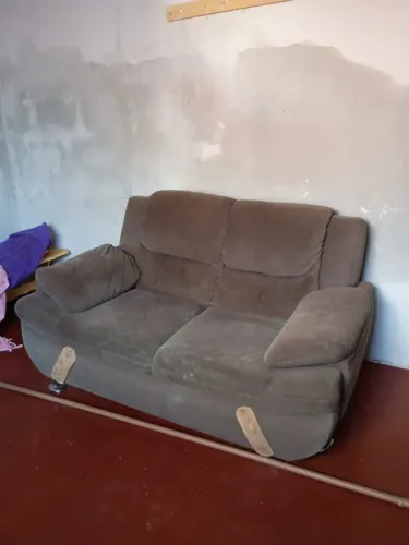 Sofá 2 lugares (está faltando um pézinho)
