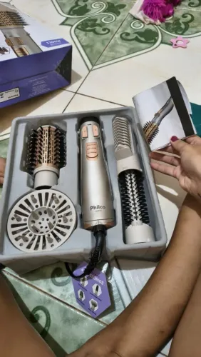 Uma escova rotativa com cinco função nova usada uma vez