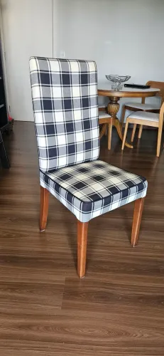 Jogo de cadeiras de madeira com estampas em xadrez Tartan