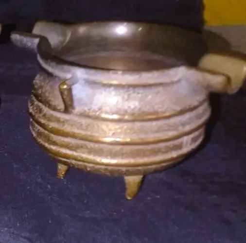 Antigo Cinzeiros Bronze Maciço Dourado noformato de Caldeirão Bruxa*