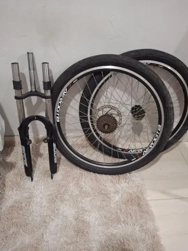 Vendo rodas de aro 26 com o pneu e um amortecedor 2 andares semi novos