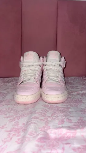 Tênis Adidas Forum                          Tênis Adidas Forum Mid na cor rosa claro.