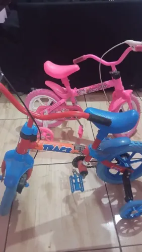 Bicicleta semi nova infantil as duas por 300