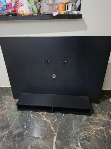 Painel de TV preto com suporte incluso