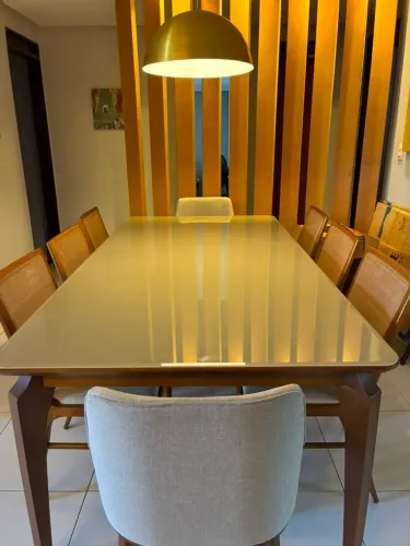 Vendo mesa de madeira com tampo de vidro e 6 cadeiras.