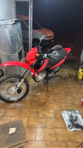 Vende se bross esd ano 2008 valor tabela 9,500 eu quero 7.000 tem capa banco para trocar