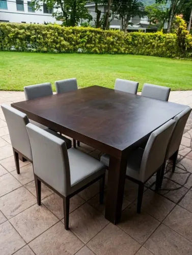 Mesa com oito cadeiras estofadas ARRENDAMENTO