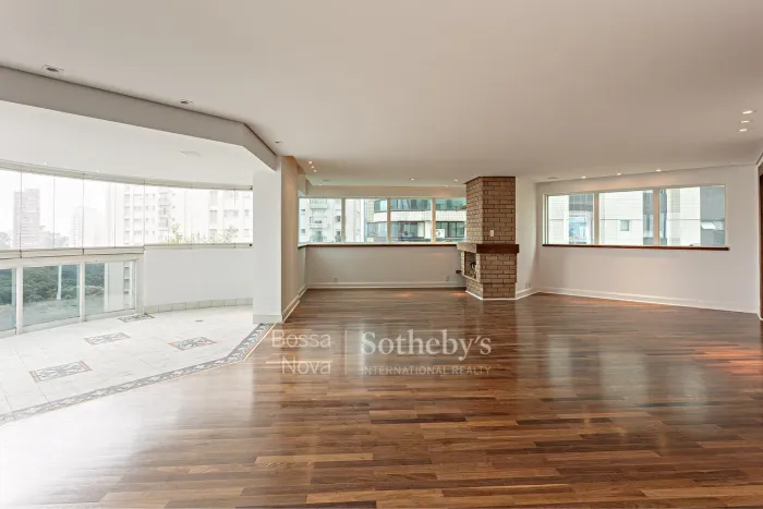 Apartamento com vista aberta e acesso exclusivo a bosque privativo.