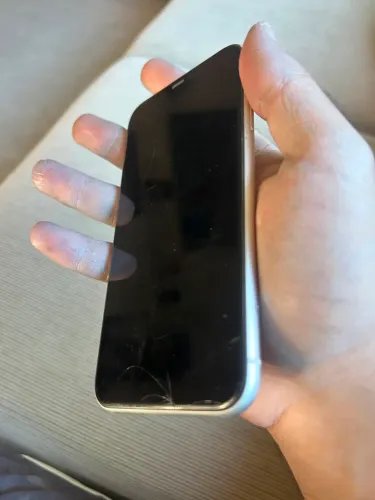 Vendo iPhone 11 128 tb tela trincada