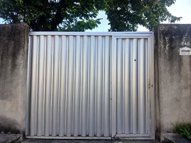 Portão de alumínio corrediço com portão social