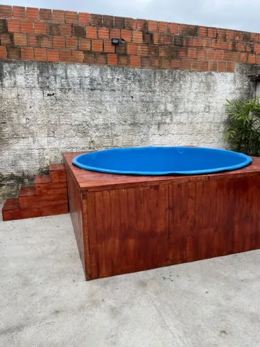 Piscina de 3000 litros com revestimento de madeira 