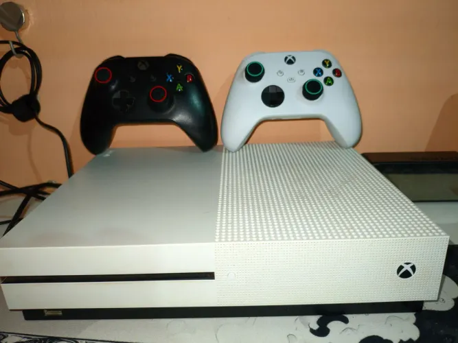 Xbox One S + 2 controles