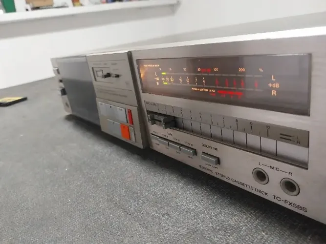 Vendo tape deck Sony modelo TC FX 5 BS apenas reproduz.