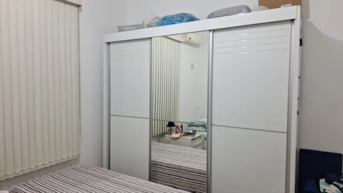 Armário de casal com portas de correr e 1 porta espelhada