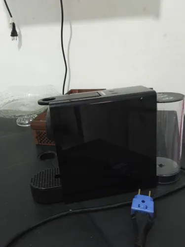 Cafeteira Nespresso Essenza Mini + Porta-Cápsulas em MDF