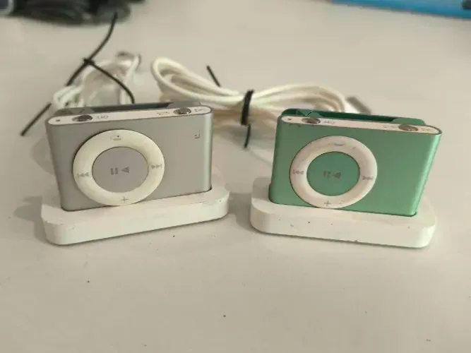 Lote 2 iPod Shuffle Apple 2ª Geração (Prata e Verde) + Bases Docks Originais