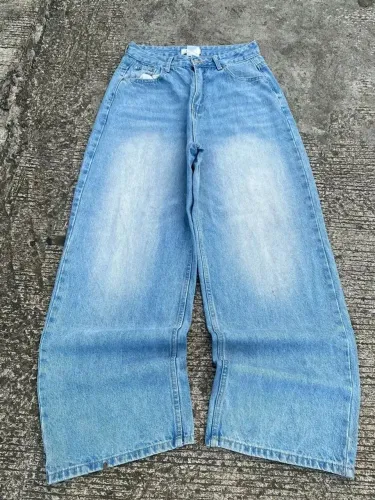 Calça folgada, comprei há 2 meses na C&A, veste muito bem. Vendo por não servir mais.