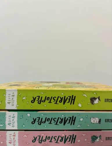 Box Heartstopper (volumes 1, 2 e 3) ? Coleção completa em ótimo estado.
