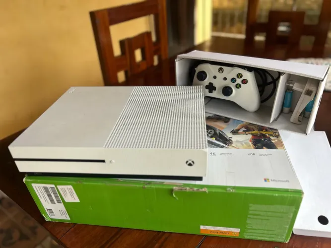 XBOX ONE S 1TB SUPER CONSERVADO COM CAIXA