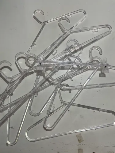 Cabides acrílico transparente, plástico preto, metal, presilha.