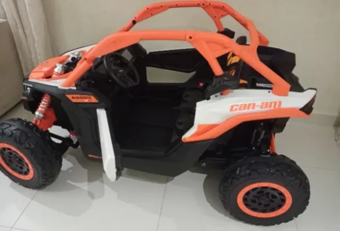 Carrinho elétrico infantil Buggy Maverick Can-am semi-novo, pouco uso. Oportunidade única