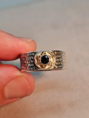 Anel vindo de Israel Jerusalem Salmos 121 com pedra onix prata banho de ouro