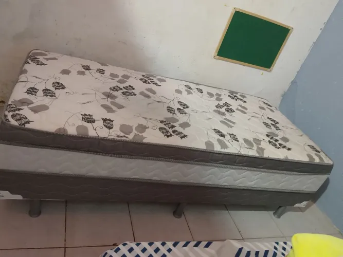 Vendo cama box de solteiro em perfeito estado
