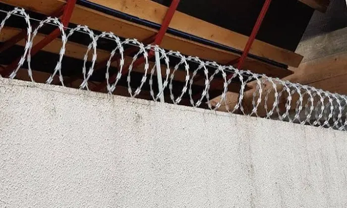 Cerca concertina instalada para muro residencial