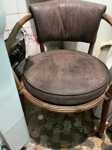 Cadeira antiga em couro legítimo